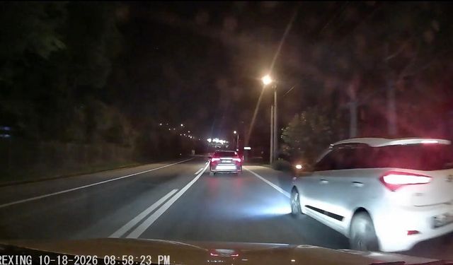 Kazaya davetiye çıkardı: Emniyet şeridinden ilerleyip araçların arasına daldı