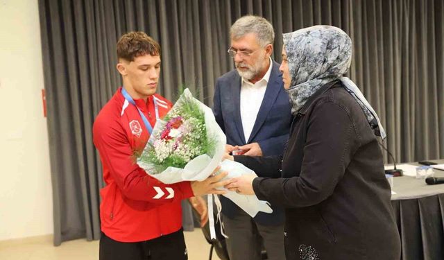 Kepsut'un genç pehlivanı İsmet Emir'e Başkan Cankul'dan tebrik