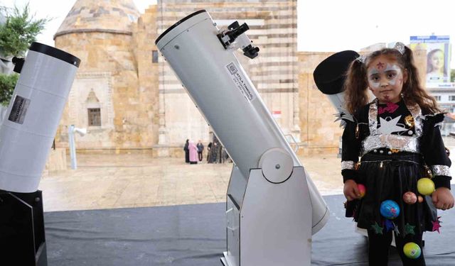 Kırşehir'de Cacabey Medresesi önünde bilim ve astronomi buluşması