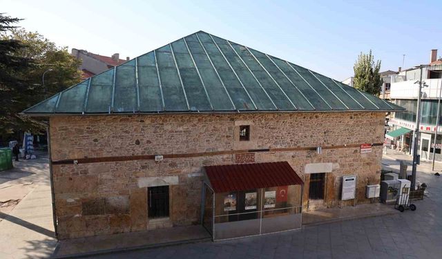 Kırşehir'de Çarşı Camii, kırlangıç tavanıyla dikkat çekiyor