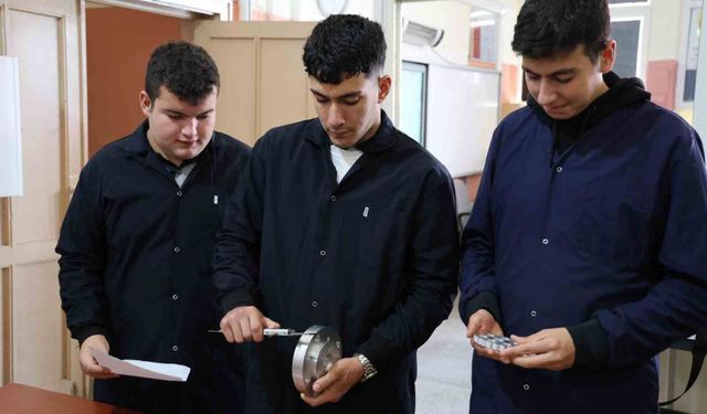 Kırşehir'de meslek lisesi öğrencileri endüstriyel robot kol üretimine başladı