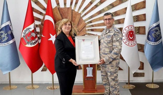 Kızılay'dan Tuğgeneral Mustafa Baş'a Kurumsal Gümüş Madalya