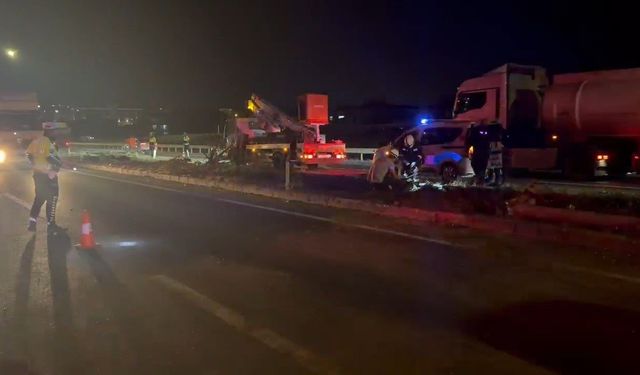 Kontrolden çıkan otomobil refüje ve direklere çarptı: 1 yaralı