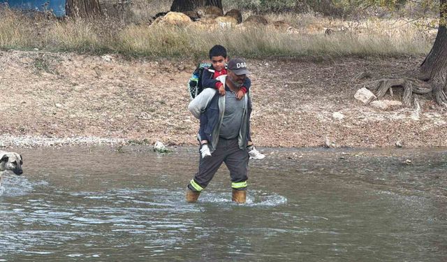 Köprü yıkılınca evladını her gün sırtında taşıyıp ırmaktan geçiriyor