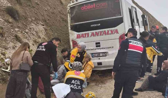 Korkuteli-Fethiye yolunda midibüs kazası: 9 yaralı