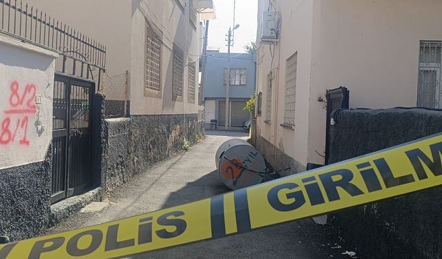 Kozan'da su deposuyla birlikte ikinci kattan düşen adam hayatını kaybetti