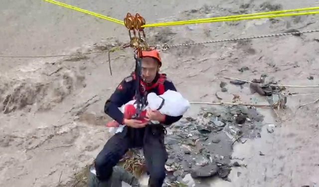 Kurtarma operasyonunda ninni söyleyerek bebeği uyutan AFAD personeli o anları anlattı