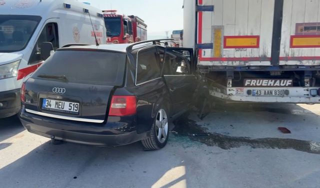 Kütahya'da otomobil tırın dorsesine saplandı: 1 yaralı