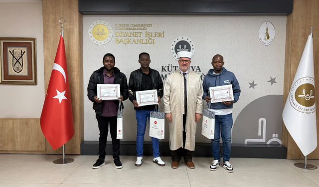 Kütahya'da üç Kenyalı vatandaş müslüman oldu