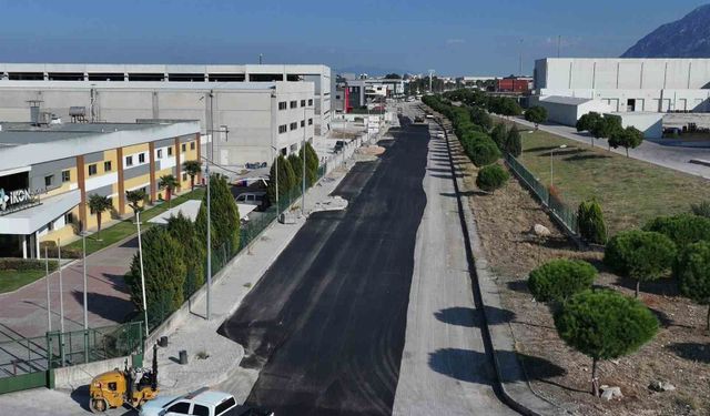 Manisa'nın iki OSB'si arasındaki yol yenileniyor