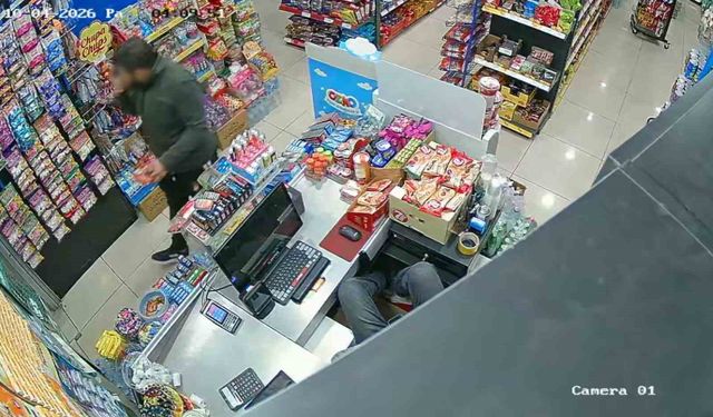 Marketçi uyudu, elini kolunu sallaya sallaya çaldı: O anlar kamerada