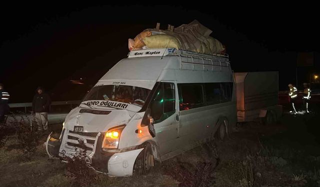 Mevsimlik işçileri taşıyan minibüsle otomobil çarpıştı: 2 yaralı