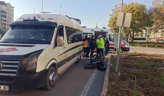 Minibüs ile motosiklet çarpıştı: 1 yaralı