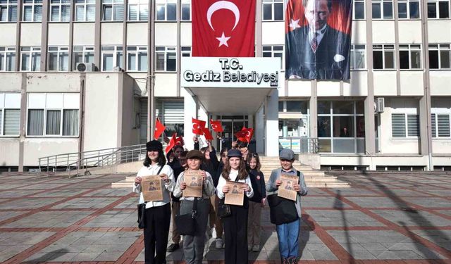 Miniklerin Cumhuriyet coşkusu sokaklara taştı