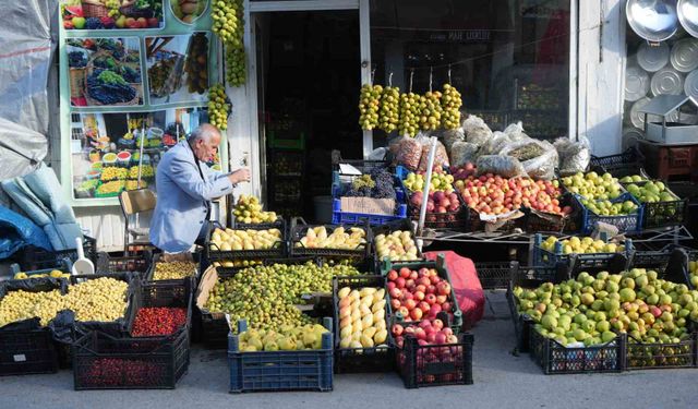 Muş'ta 40 yıllık gelenek: Güz armutlarını ipe dizerek saklıyor