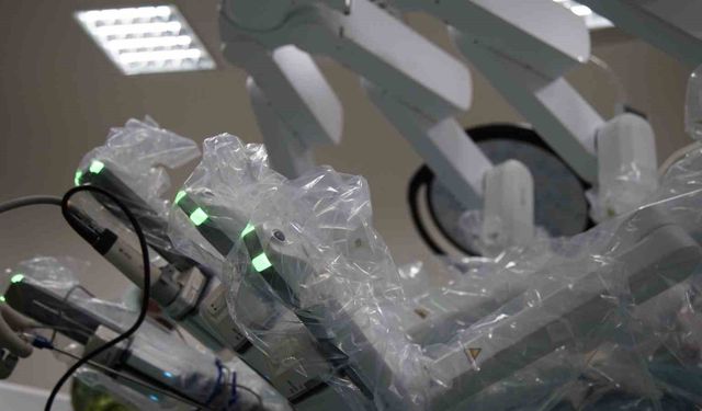 Muş'ta bin 400 kilometre uzaktan robotik rahim alma ameliyatı gerçekleştirildi
