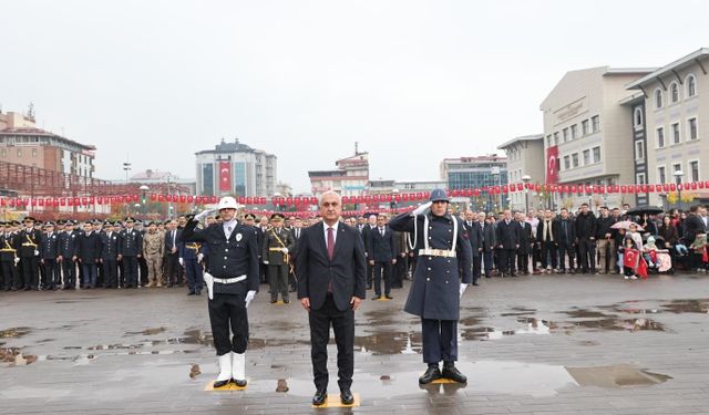 Muş'ta Cumhuriyet Bayramı coşkusu çelenk töreni ve yürüyüşle başladı