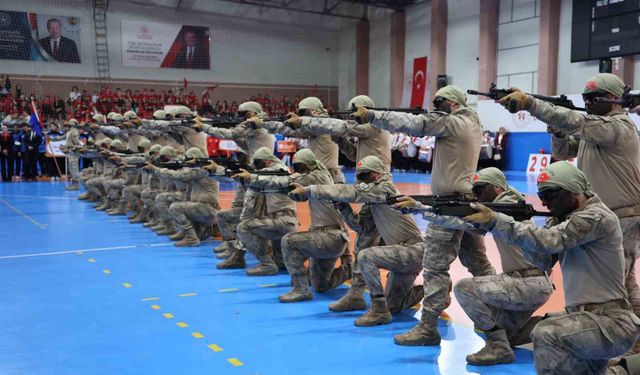 Nevşehir'de at çiftliklerinden 29 Ekim'e özel Türk bayraklı gösteri