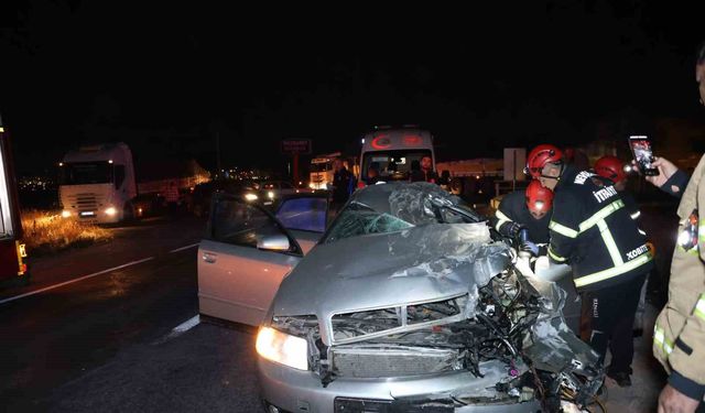 Nevşehir'de feci kaza: Otomobil tıra çarptı, 2 kişi hayatını kaybetti