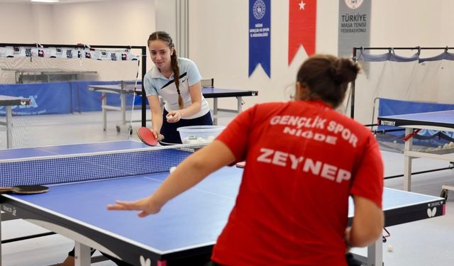 Niğde'de Amatör Spor Haftası'nda masa tenisi heyecanı