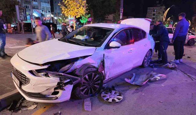 Niğde'de iki otomobil çarpıştı: 1 yaralı