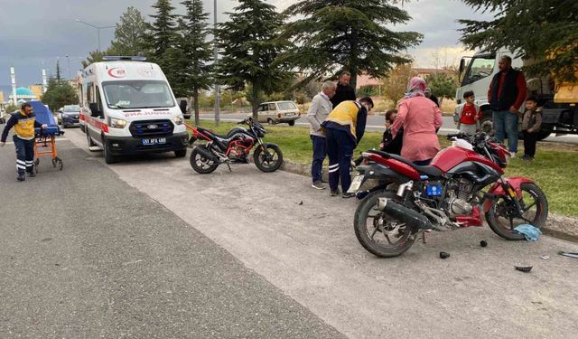 Niğde'de motosikletler kafa kafaya çarpıştı: 2 yaralı