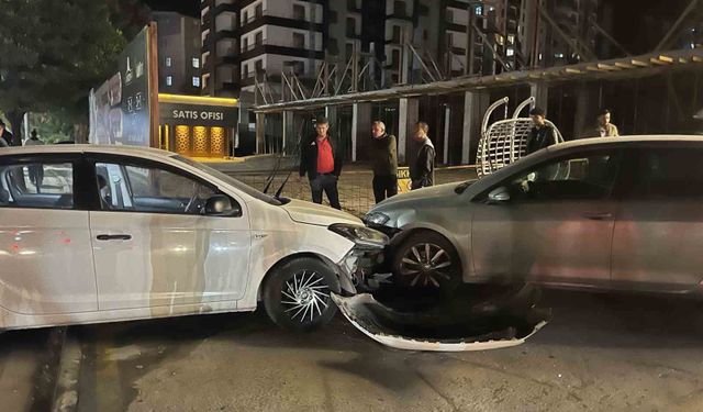 Niğde'de otomobil direğe ve park halindeki araca çarptı: 1 yaralı