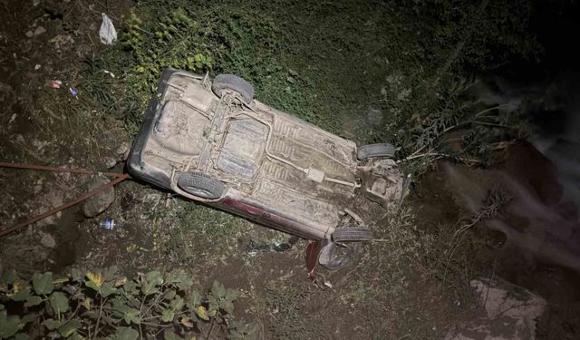 Osmaniye'de otomobil 5 metre yükseklikten dereye düştü: 1 yaralı