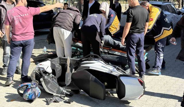 Otomobile çarpan motosikletin sürücüsü yaralandı: Kaza anı kamerada