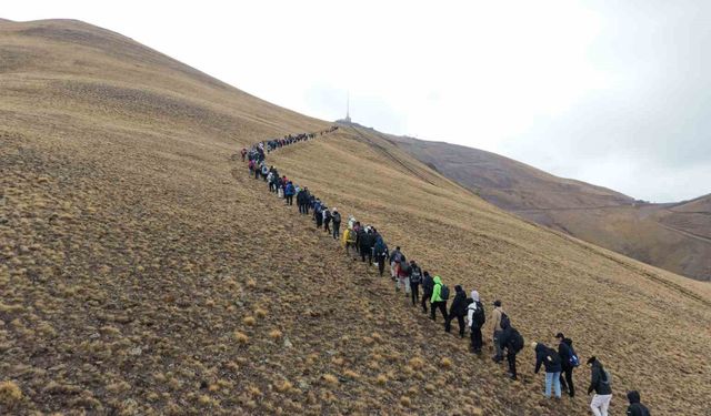 Palandöken'in zirvesine Cumhuriyet tırmanışı
