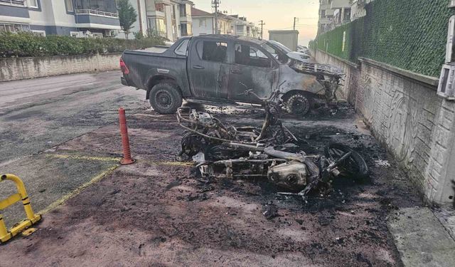 Park halindeki 2 motosiklet ve cip alevlere teslim oldu: Araçlar hurdaya döndü