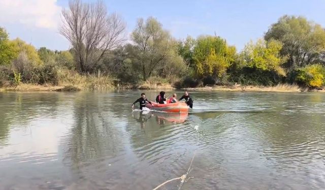Piknik yaparken mahsur kalan 2 kişiyi itfaiye kurtardı