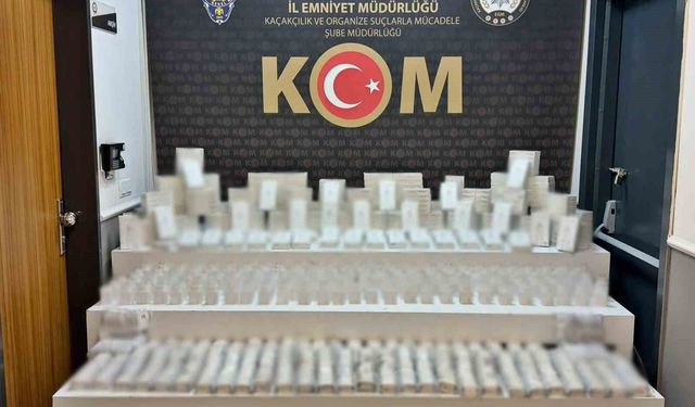 Polis kaçak cep telefonu aksesuarları ele geçirdi