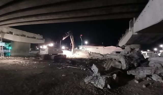 Reşadiye Viyadüğü'nde yıkım çalışmaları gece gündüz devam ediyor