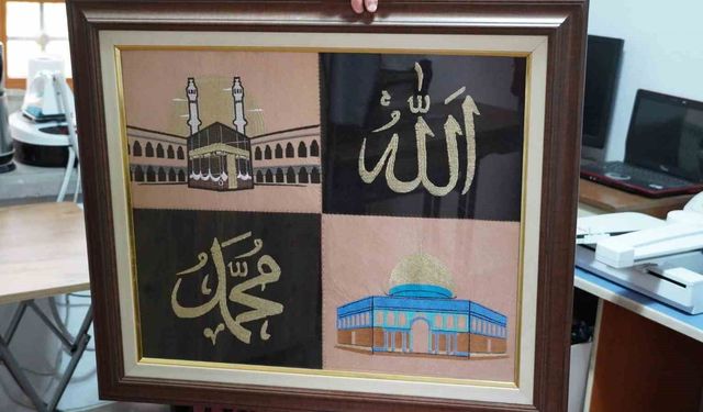 Rüyasında gördüğü manevi tasarımı 200 bin batışla nakışa dönüştürdü