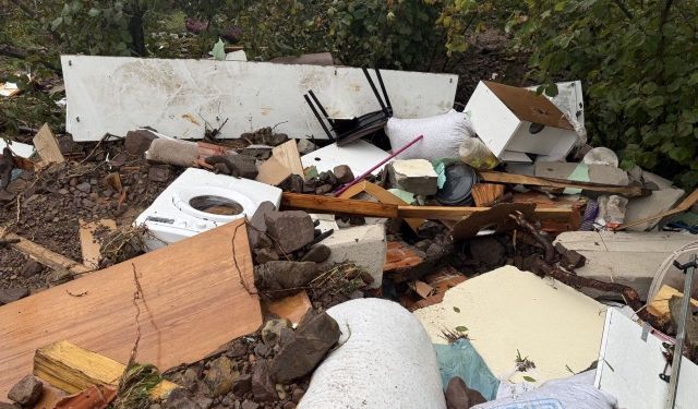 Sakarya'da sel ve heyelan bir evi yıktı, eşyalar çevreye savruldu