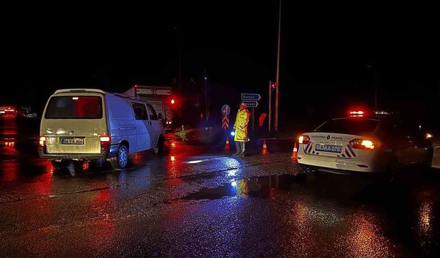 Sakarya'da şiddetli yağışta D-650'de ulaşım durdu, araçlar mahsur kaldı