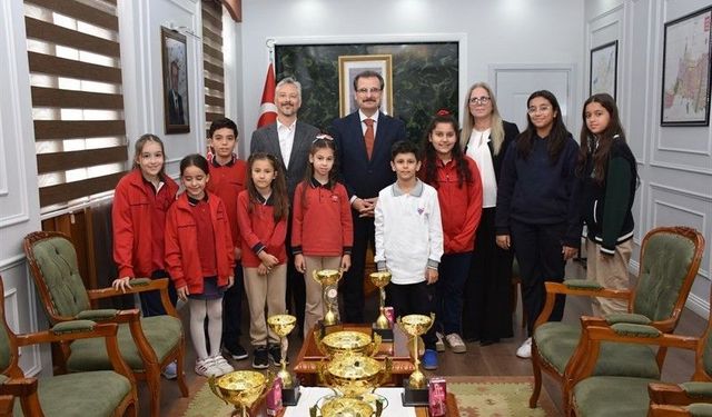 Şampiyonlar başarılarını Kaymakam Güldoğan ile paylaştı