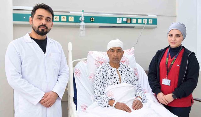 Şanlıurfa'da 60 yaşındaki kadının beynindeki 10 santimetrelik kitle ameliyatla çıkarıldı