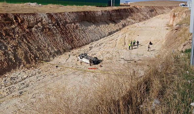 Şanlıurfa'da otomobil 15 metre yükseklikten çalışma yapılan yola uçtu: 1 ölü