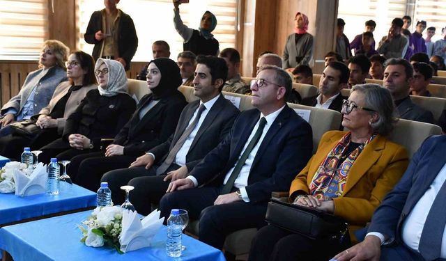 Sarıkamış'ta Fen Lisesi'ne 'Yaşayan Kütüphane' kazandırıldı
