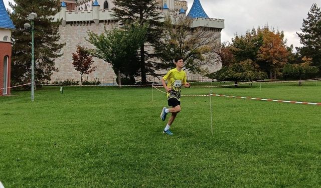 Sazova Kültür Parkı'nda kros heyecanı yaşandı