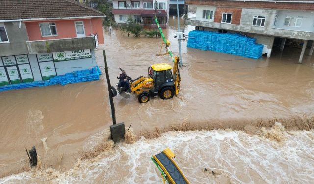 Sel Karasu'da mahalleyi yuttu: Sular 50 santimetreye ulaştı
