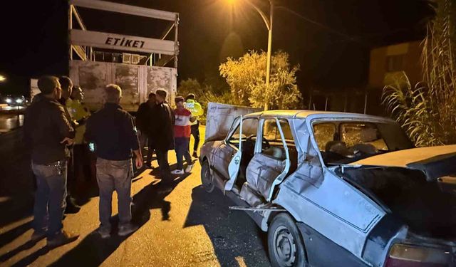 Serik'te otomobil ile kamyon çarpıştı: 3 yaralı