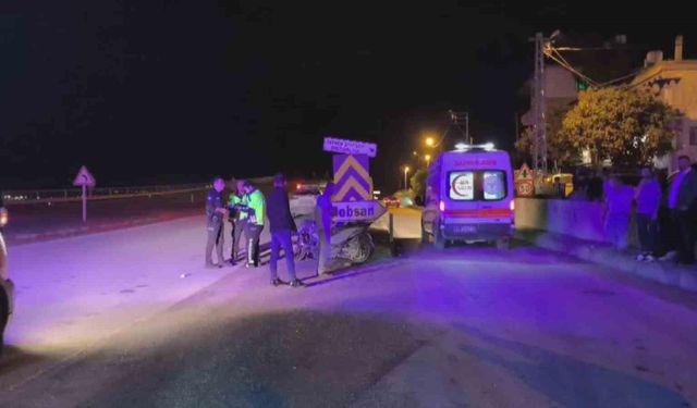 Seyir halinde olan motosiklet bariyere çarptı: 2 yaralı