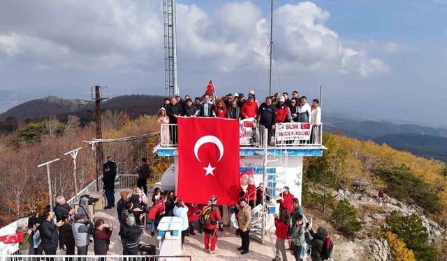 Sındırgı'da Cumhuriyet coşkusu Ulus dağı zirvesine taşındı