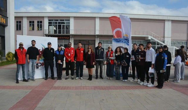 Sinop emniyeti gençleri dijital tehlikelere karşı uyardı