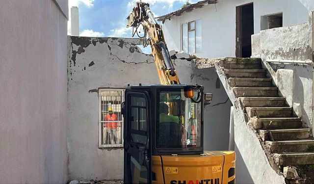 Sinop'ta 'kalekondu' yıkımları başladı