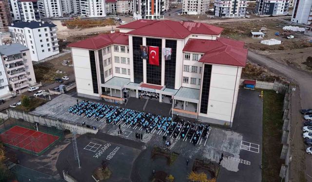 Sivas'ta 850 öğrenci coşkuyla Cumhuriyet şarkıları söyledi