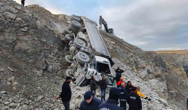 Sivas'ta taş ocağında kamyon devrildi, sürücüsü yaralandı